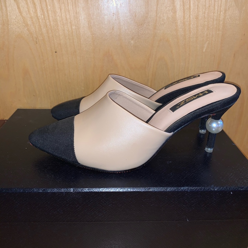 High heel with pearl detail